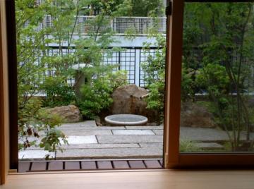 �a������̌i�F