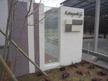 �{�H����