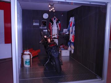 �o�C�N�ۊǌɁi��t���쏊�j�@�G�N�X�e���A���l�@�F�_�ސ쌧�E�����s�̊O�\����