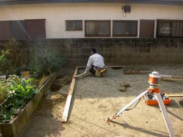 ウッドフェンス作業中