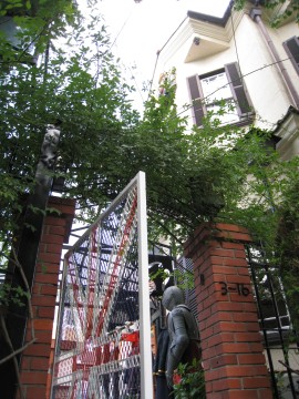 ȂɃA^CȂcw̐^񒆂炢cB