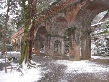 �Y��ȃA�[�`��˂��c���̉��̐Ώ�ɂ�������A���̃��C��������́I