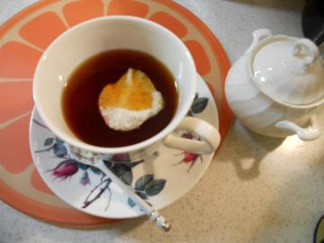 �����������e�B�[�ɕ����ׂ���R�[���̉Ԃт�