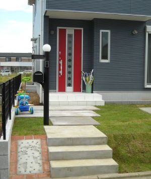 �A�v���[�`�ɂ͉Ƒ��̋L�O��`��